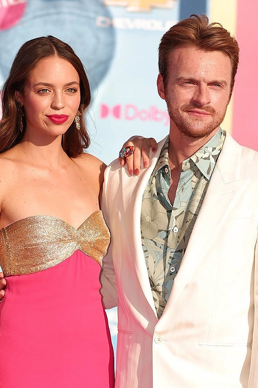 Finneas O'Connell ir Claudia Sulewski / „Instagram“ nuotr.