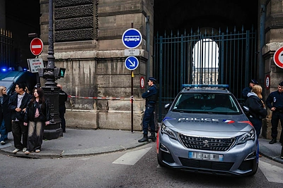 Įžūliai apiplėštas Paryžiaus Luvro muziejus – neįkainojamos brangenybės pavogtos vos per 7 minutes