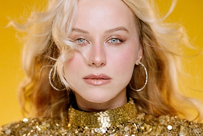 M.A.M.A scenoje pasirodysiantis atlikėjas