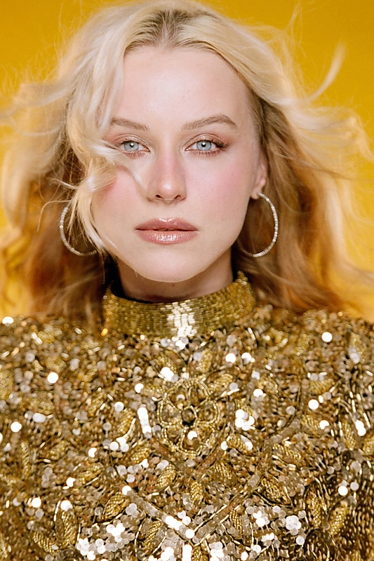 M.A.M.A scenoje pasirodysiantis atlikėjas