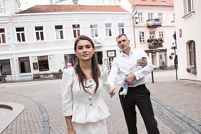 Veronikos Naumovaitės-Kazilionės sūnaus Dominyko krikštynų akimirka / Asmeninio albumo nuotr.