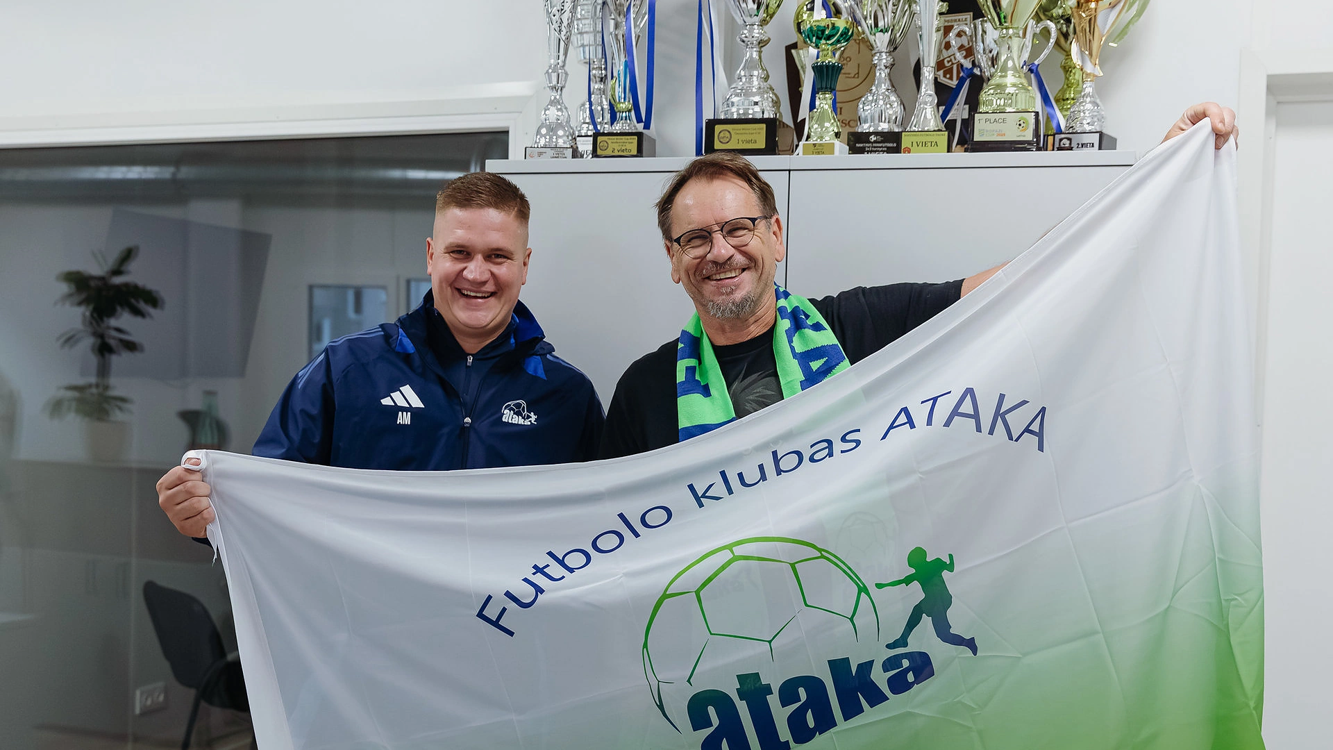 Kai vienija aistra futbolui: „Atakos“ sporto direktorius Aivaras Meškinis ir naujasis klubo dalininkas / Ievos Markūnaitės nuotrauka