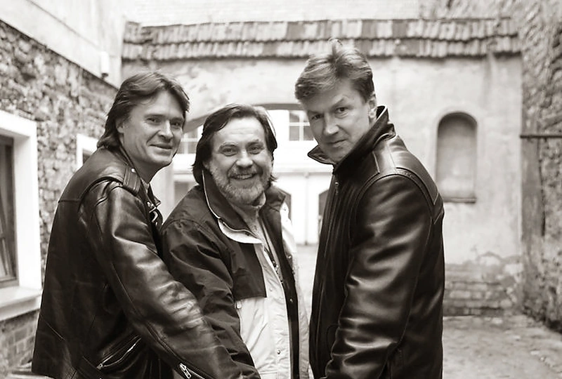 Į „Aktorių trio“ 1995-aisiais susibūrė Olegas Ditkovskis, Kostas Smoriginas ir Saulius Bareikis. Po kelerių metų trio iširus, Kostas kelis dešimtmečius rengė solinius koncertus / Asmeninio albumo nuotrauka