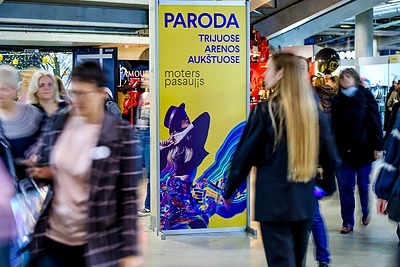 Pirmąją parodos „Moters pasaulis 2025“ dieną užfiksuotas išskirtinis Lietuvos pasiekimas – suknelė iš 1633 rožių / Organizatorių nuotr.