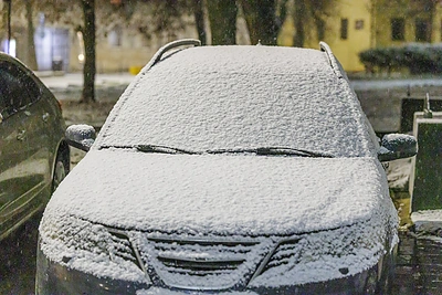 Dėl sniego įspėja apie galimus eismo trikdžius: kelionė į darbą gali prailgti