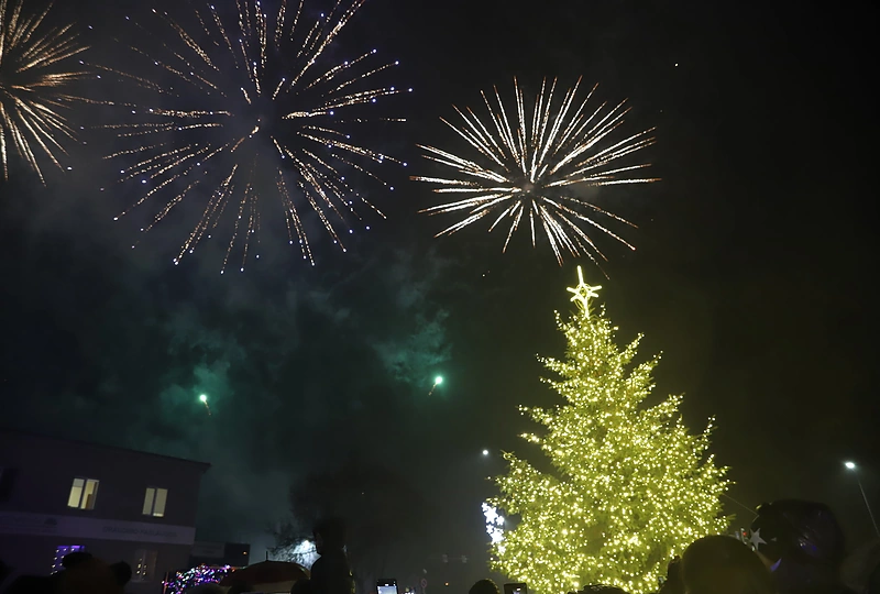 Raseinių Kalėdų eglės įžiebimas / Raseinių rajono savivaldybės nuotr.