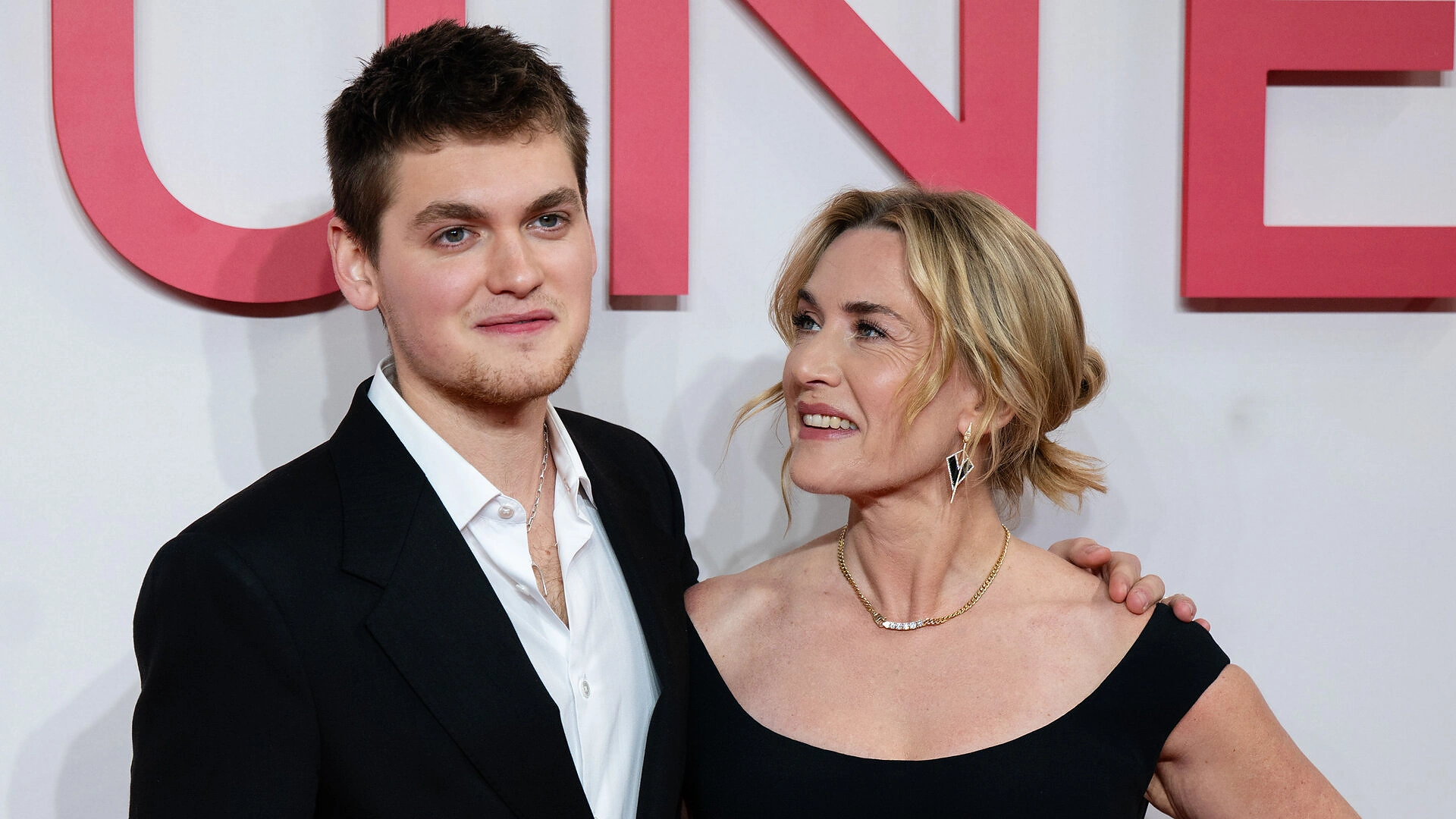 Mama ir sūnus – Kate Winslet ir Joe Andersas – bendro projekto, dramos „Sudie, Džuna“, premjeroje / Getty nuotrauka