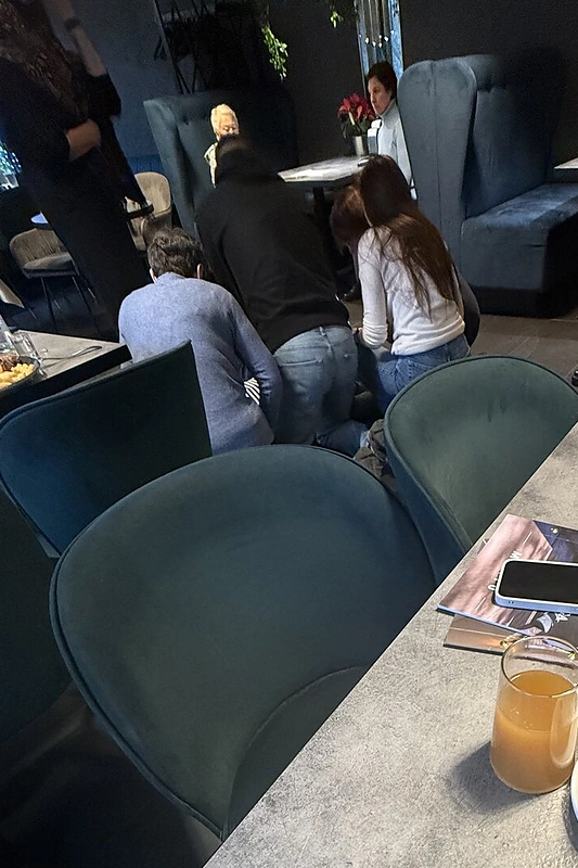 Aplinkiniai žmonės gaivino vyrą restorane / Skaitytojos nuotr.