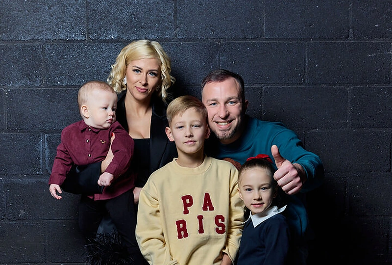 Karolis Akulavičius su žmona Ingrida ir vaikais – sūnūs Rojus ir Haris bei dukra Karlotė / Saulutės Palivonaitės nuotr.