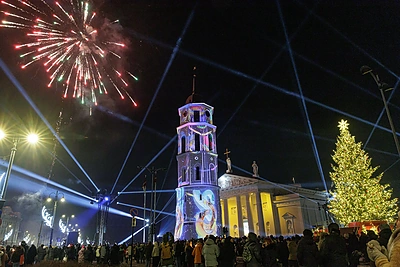 Į 2026-uosius Vilnius žengė neatpažįstamoje Katedros aikštėje – minia pasijuto lyg „Alisos stebuklų šalyje“