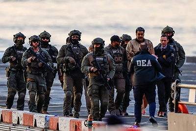 Sraigtasparniu atskraidintas Nicolasas Maduro su antrankiais pristatytas į teismą / Reuters/Scanpix