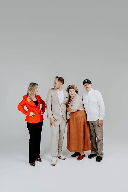 Operetės „Braškiai ir Braškienės“ aktoriai / Gretos Kniežaitės-Novikovienės nuotr.