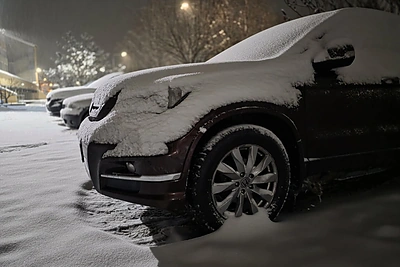 Apsnigti automobiliai Vilniuje / Skaitytojos Rasos nuotr.