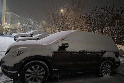 Apsnigti automobiliai Vilniuje / Skaitytojos Rasos nuotr.