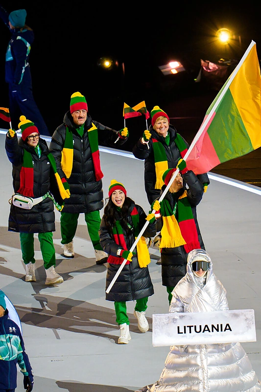 Allison Reed ir Saulius Ambrulevičius nešė Lietuvos trispalvę žiemos olimpinėse žaidynėse. / Vytauto Dranginio/LTOK nuotr.