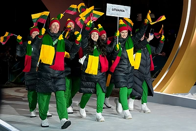 Olimpinių žaidynių atidarymo ceremonijos akimirka. Lietuvos delegacija Kortinoje. Karolis Dombrovskis ir Neringa Stepanauskaitė priešakyje. / „Scanpix“ nuotr.