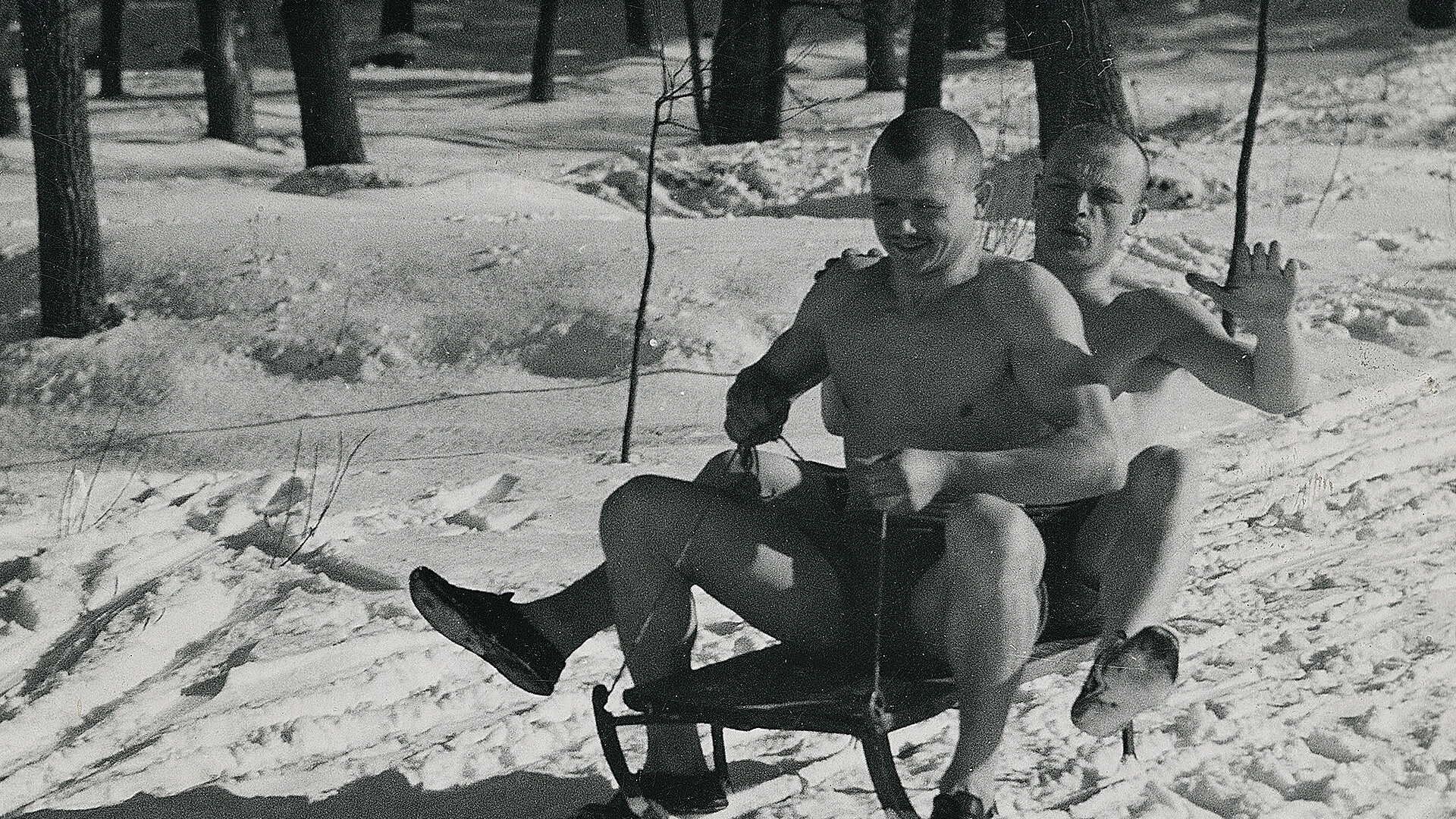 Nerūpestingi 1938-ieji: pramogauja du Lietuvos kariai (Vytauto Maželio nuotrauka žurnalui „Karys“) / Lietuvos centrinio valstybės archyvo nuotrauka