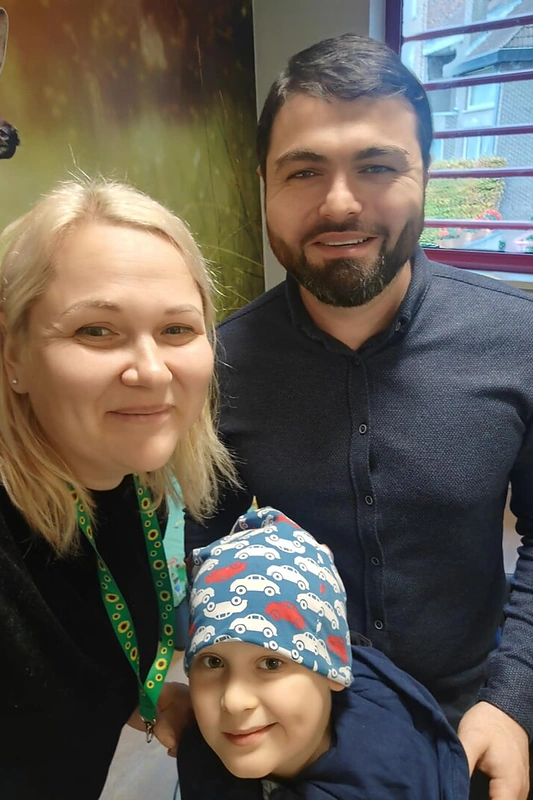 Elzė Jolanta, sūnus Rapolas Vėjas ir vertėjas, padėjęs Belgijoje / Asmeninio albumo nuotr.