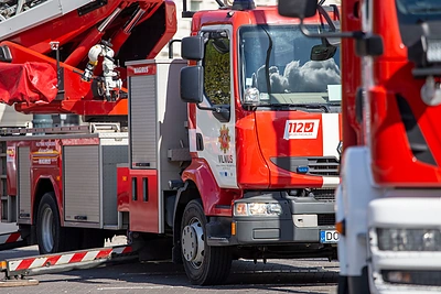 Kelmės ugniagesių automobilis per mokymus atsitrenkė į pastatą, nukentėjo du žmonės