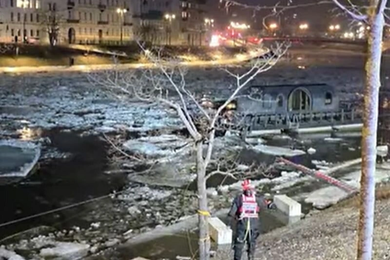 Pirtis Neryje tarp ledų / Kadras iš vaizdo įrašo