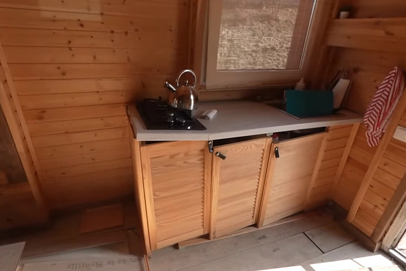 Simono Dailidės namelio vidus / Stop kadras