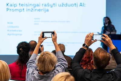 „Tesonet Foundation“ ir „Vedliai“ pradeda mokytojų DI įgūdžių stiprinimo programą