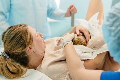 Neįtikėtinas įvykis Kaune: dėl pilvo skausmų į klinikas atvežta moteris netrukus… pagimdė