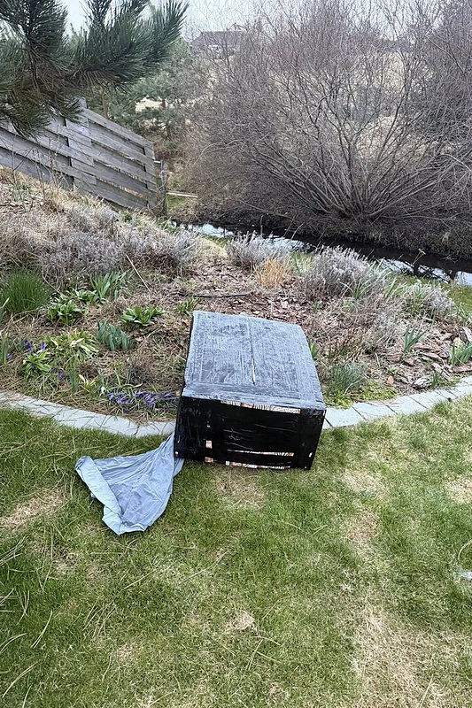 Simonos Čėsnaitės namų kieme nusileidęs kontrabandinis balionas / Soc. tinklų nuotr.