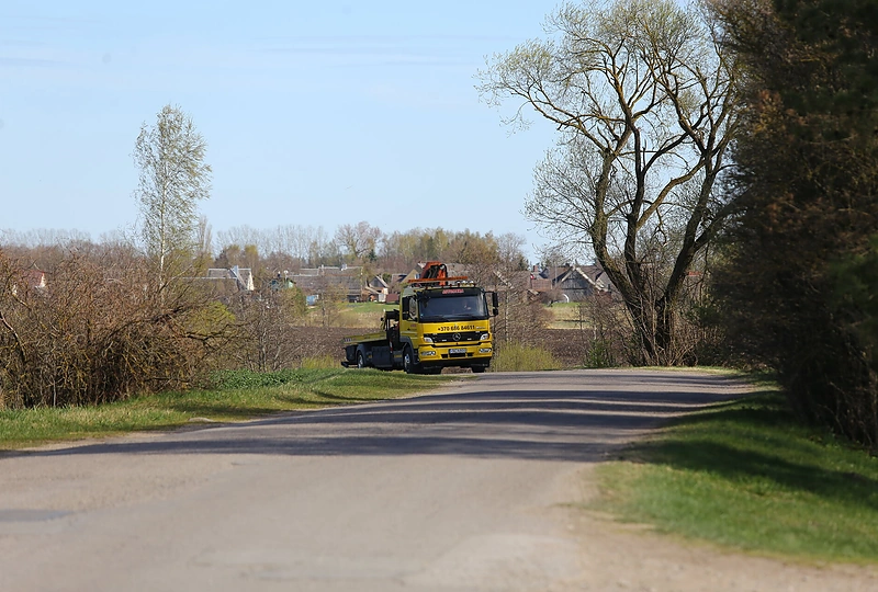 Policija išsivežė miške slėptą Manto Sadausko automobilį / Tomo Markelevičiaus / 15min nuotr.