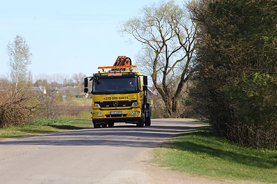 Policija išsivežė miške slėptą Manto Sadausko automobilį / Tomo Markelevičiaus / 15min nuotr.