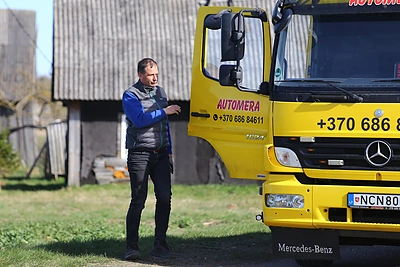 Policija išsivežė miške slėptą Manto Sadausko automobilį / Tomo Markelevičiaus / 15min nuotr.