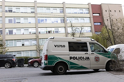 Vilniuje ant kojų sukelta policija: progimnazijoje paauglys klasiokams grasino peiliu