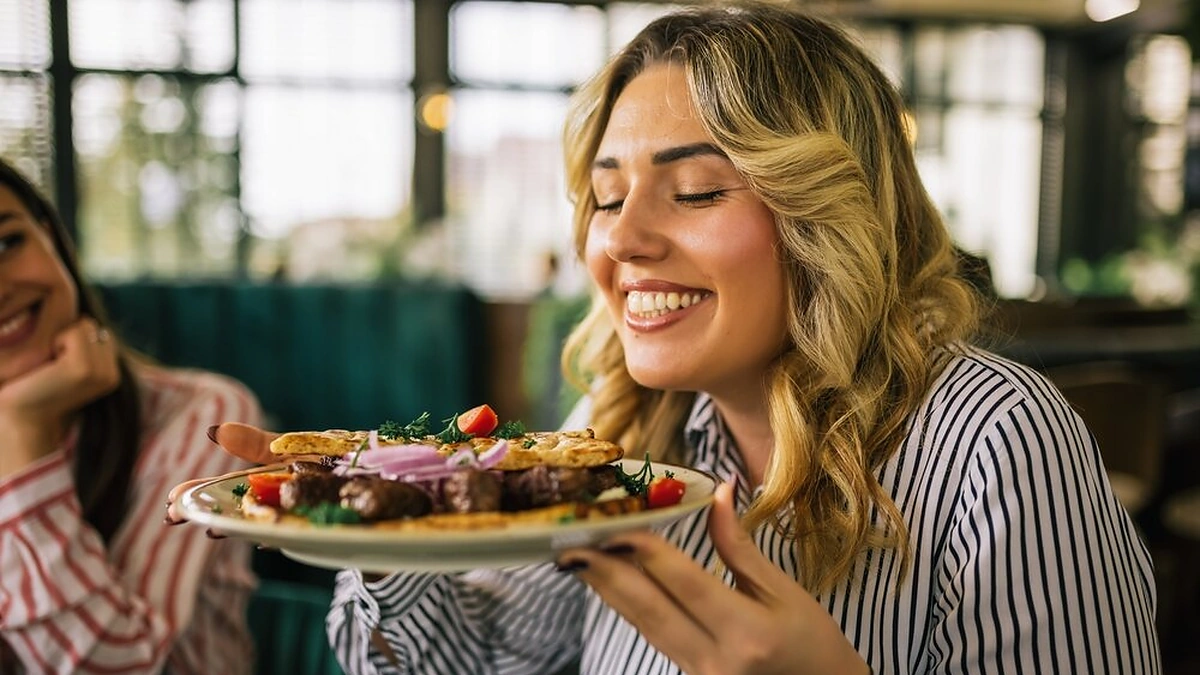 Moteris su patiekalu. / Shutterstock nuotr.