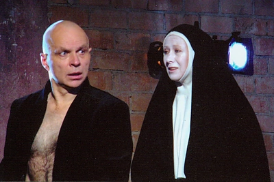 Vytautas Anužis – Nepažįstamasis, Nelė Savičenko – Abatė. August Strindberg, „Kelias į Damaską“, rež. Oskaras Koršunovas, Klaipėdos dramos teatras, 2007 / Valentino Klimo nuotr.