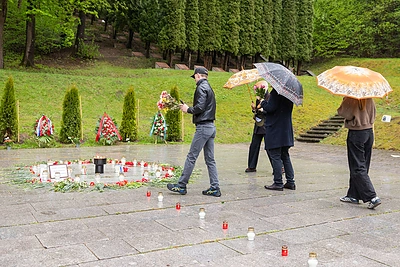 Besirenkantys Antakalnio kapinėse švenčia gegužės 9-tąją / Patricija Adamovič / BNS nuotr.
