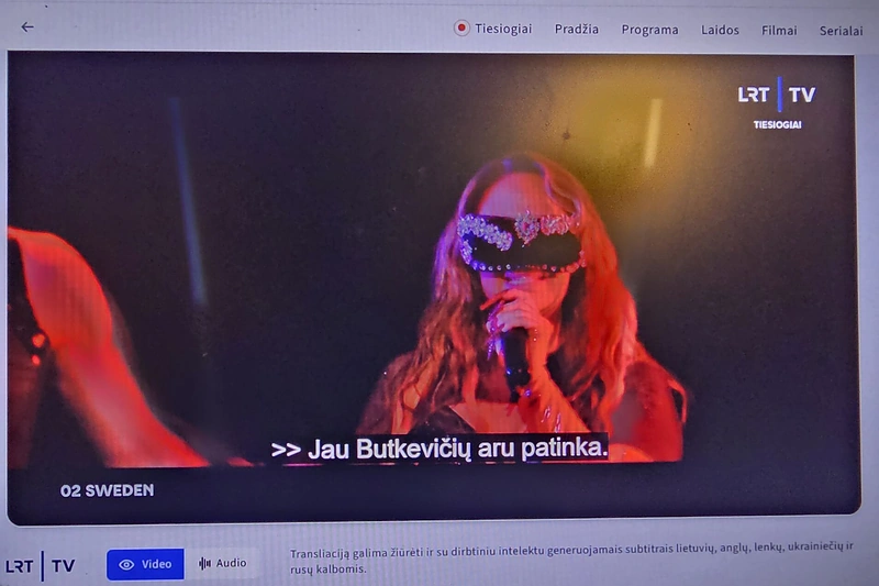 „Eurovizijos“ akimirka ir dainos subtitrai / Soc. tinklų nuotr.