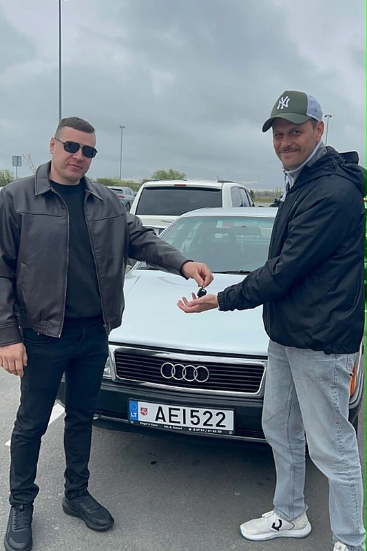 Arnoldas Eisimantas ir automobilio pardavėjas /Asmeninio albumo nuotr.