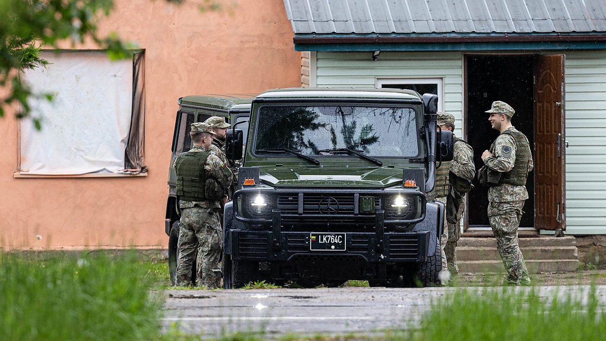 Gudžių kaime Karo policija ir Lietuvos kariuomenė ieško drono / Pauliaus Peleckio / BNS nuotr.