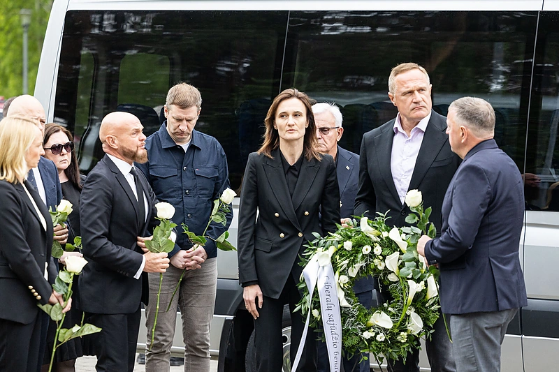 Visagine atsisveikinama su Jevgenijumi Šuklinu / Pauliaus Peleckio / BNS nuotr.