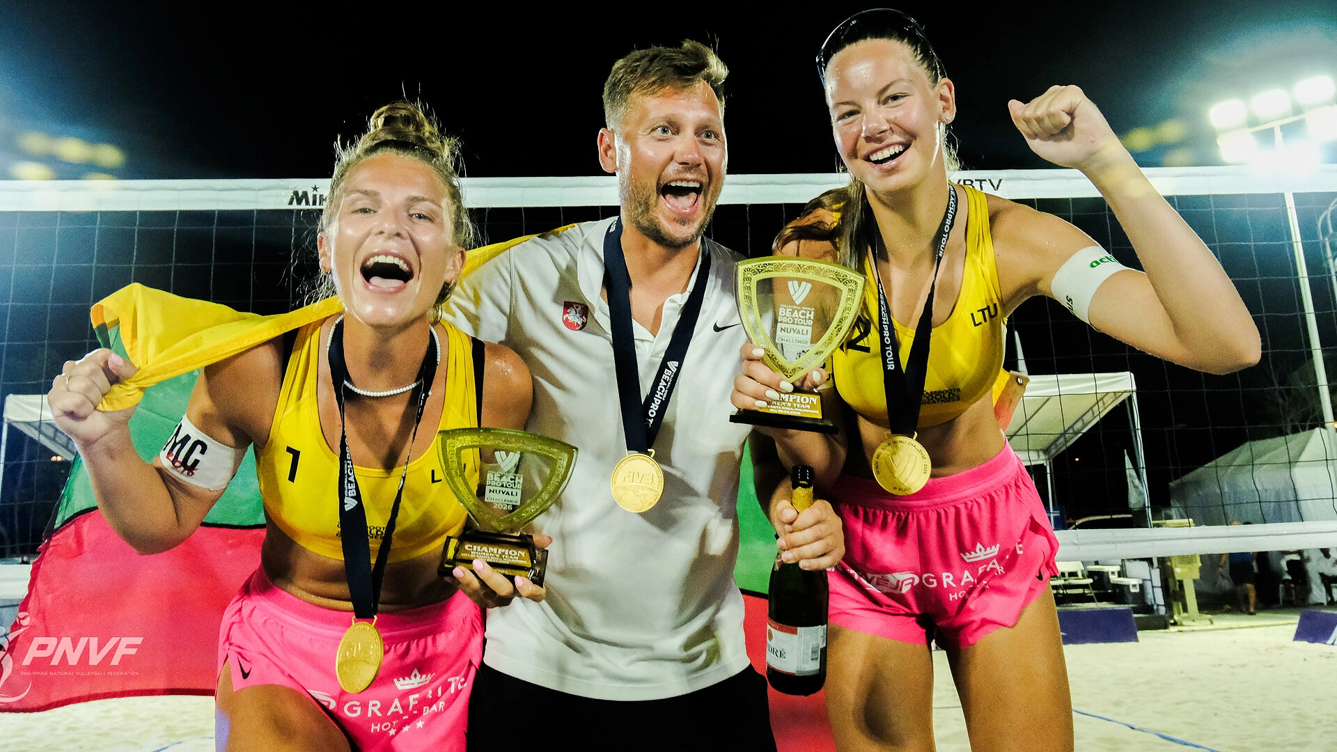 Istoriniu auksu „Beach Pro Tour Challenge“ serijos paplūdimio tinklinio turnyre Monika ir Ainė džiaugėsi su treneriu Pauliumi Matuliu / „Beach Pro Tour Challenge“ varžybų organizatorių nuotrauka