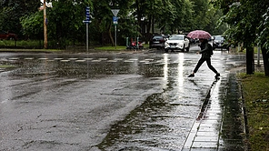 Nuo gausaus lietaus patvinusi gatvė Žveryne