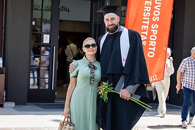 Jonas Valančiūnas naujame vaidmenyje – su šeima atsiėmė magistro diplomą