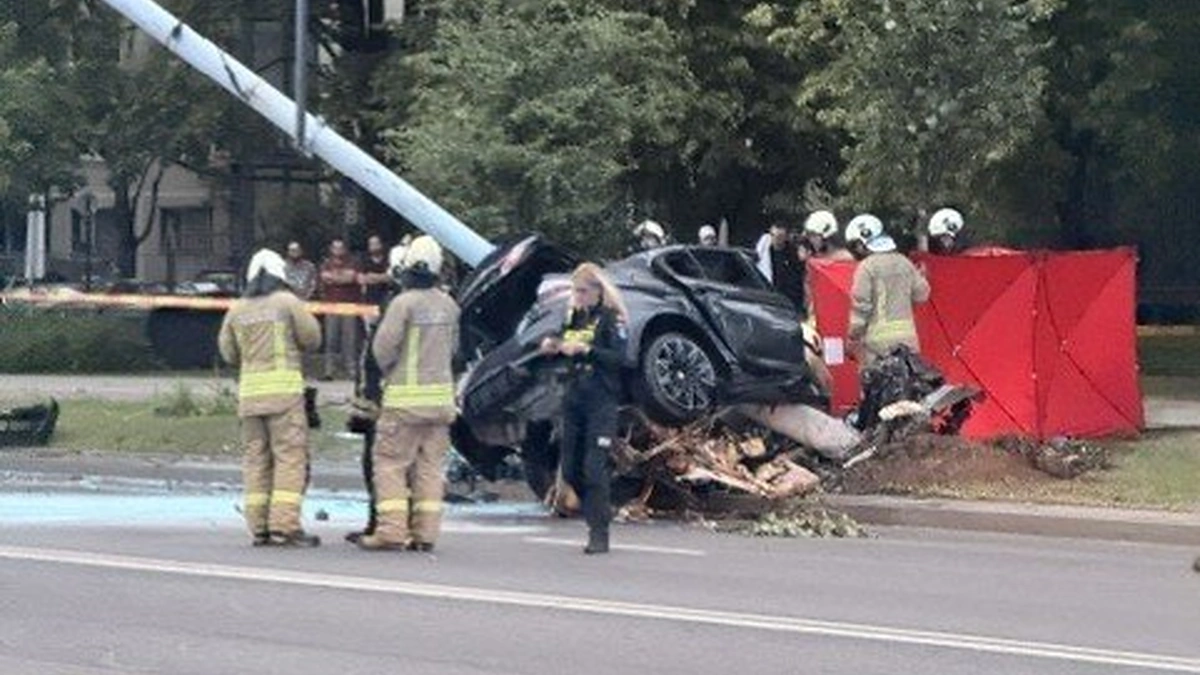 Vilniuje automobiliui atsitrenkus į stulpą žuvo du jaunuoliai / 15min skaitytojo nuotr.