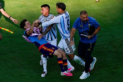 Gyvuliškas elgesys po finalo: argentiniečiai spardė varžovus vieną po kito