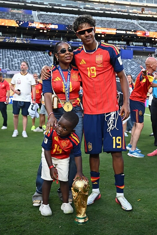 Lamine'as Yamalis su mama ir broliu / Soc. tinklų nuotr.