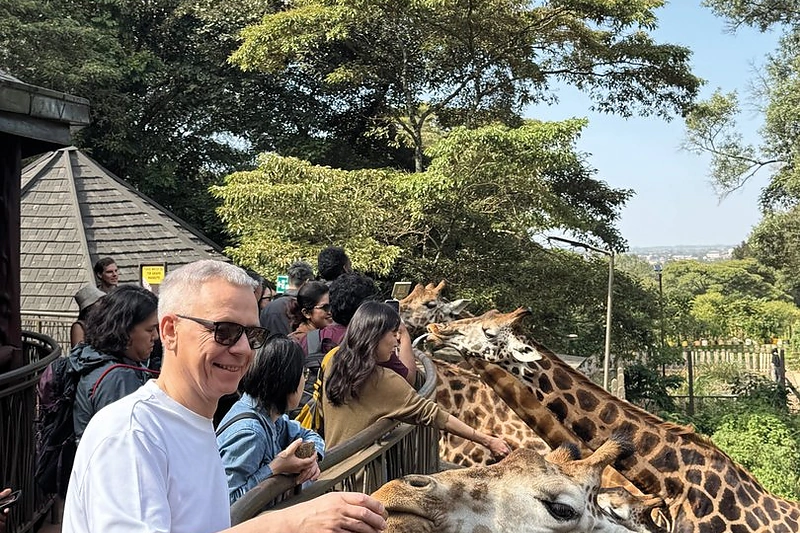 Nairobio žirafų centre dėl galimybės duoti ėdesio ilgakaklėms teko konkuruoti su nemenka turistų minia / Asmeninio albumo nuotrauka