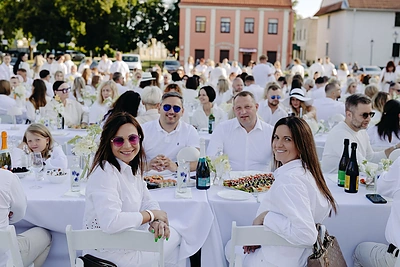 Baltoji vakarienė Kėdainių Didžiojoje rinkos aikštėje / Organizatorių nuotr.