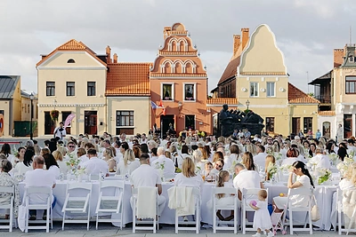Baltoji vakarienė Kėdainių Didžiojoje rinkos aikštėje / Organizatorių nuotr.