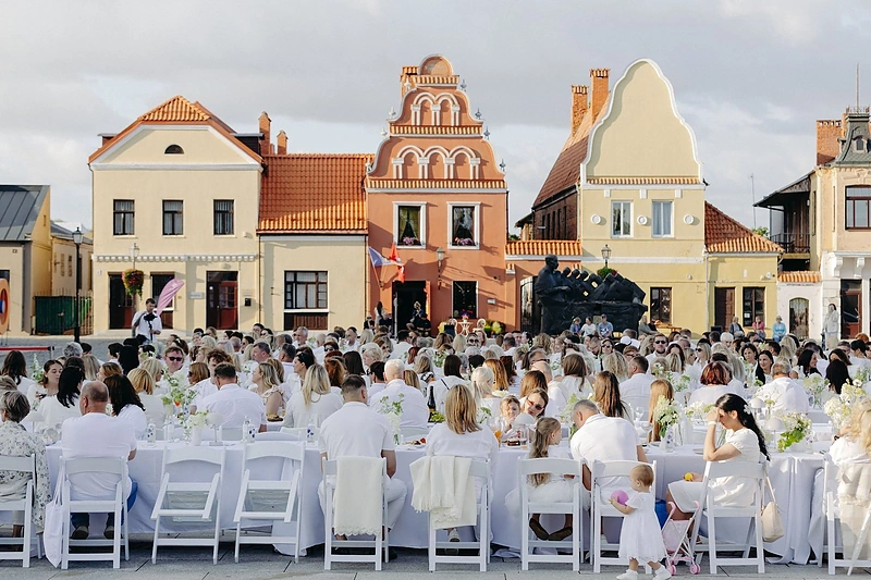 Baltoji vakarienė Kėdainių Didžiojoje rinkos aikštėje / Organizatorių nuotr.