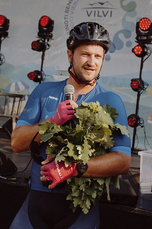 Finišavęs dviratininkas buvo papuoštas ąžuolo lapų vainiku. / Viktorijos Makovskajos nuotr.